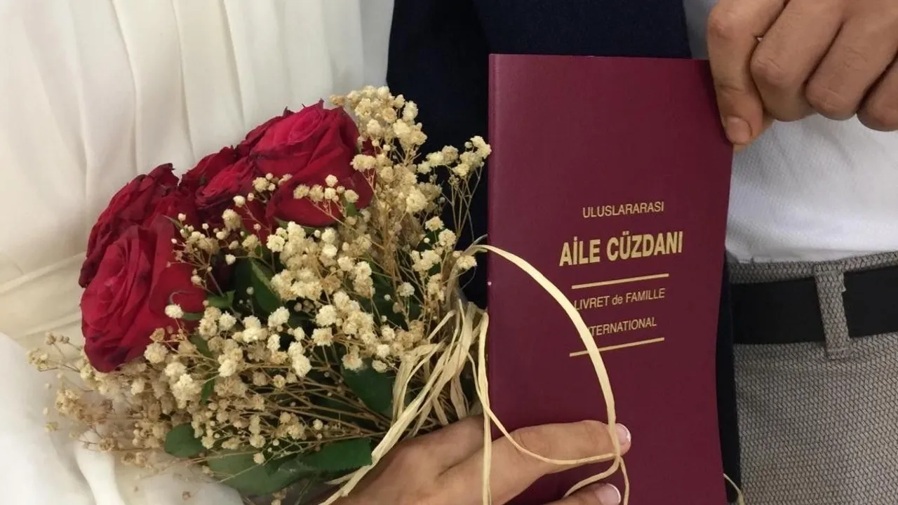 Evlenme cüzdanı ve yüzükler